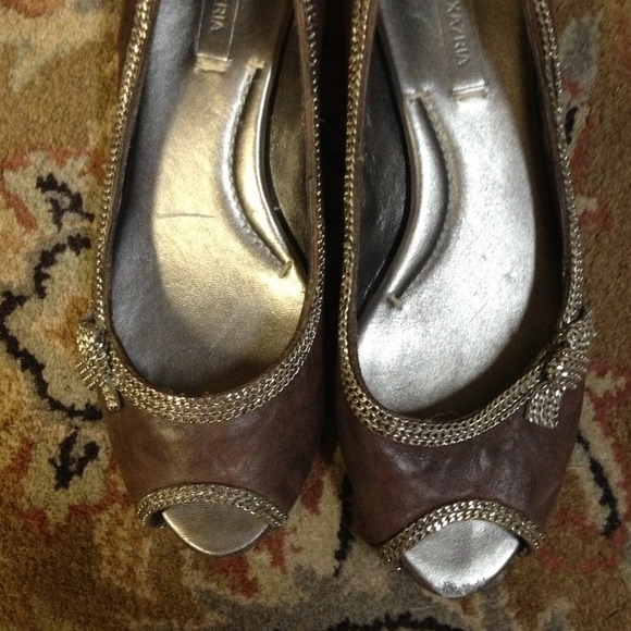 Brown BGBG chain flats with bow.
