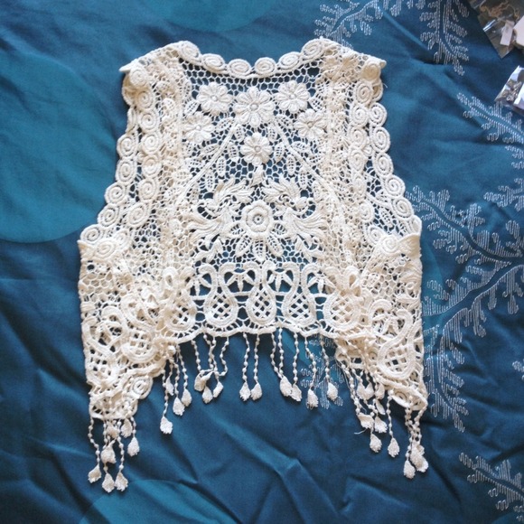 ❗SOLD WHITE FLORAL FLOWER LACE CUTE VEST FRINGE