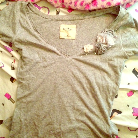 Hollister Gray Top with Design on Right Side! - Picture 1 of 3