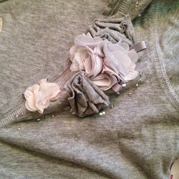 Hollister Gray Top with Design on Right Side! - Picture 3 of 3