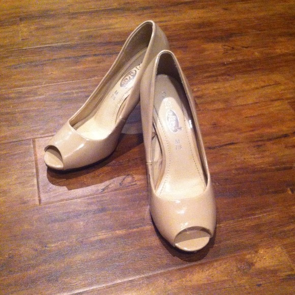 ✅Reserved!✅ Nude high heel peep toes 7/8