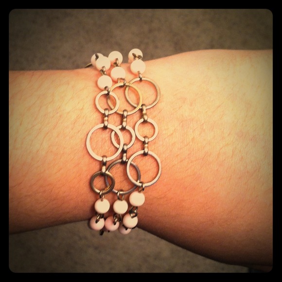 ❌SOLD❌Gold tone & Rose bead bracelet