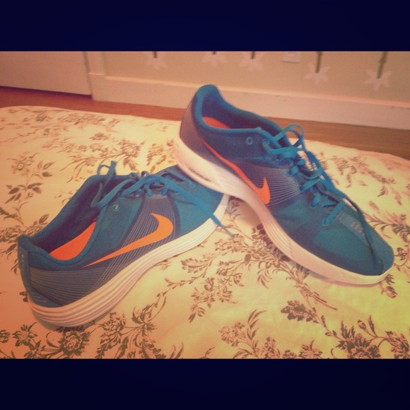 Men's BRAND NEW NIKE LUNARLON running shoes!