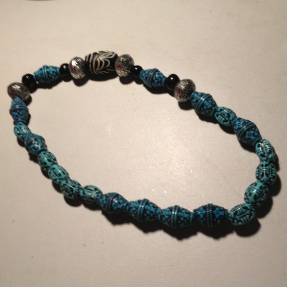 Turquoise and black beaded necklace - Picture 1 of 1