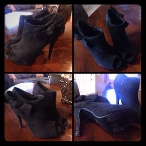 Open toe booties in black