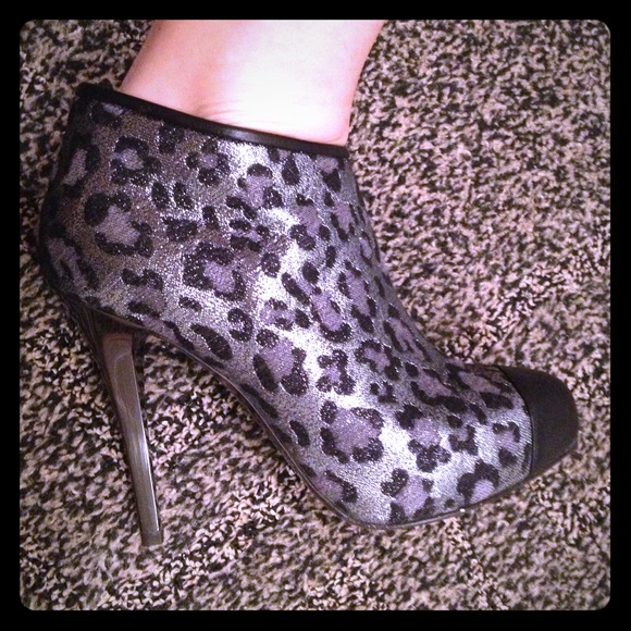 Giuseppe Zanotti Booties *marked down* - Picture 1 of 4