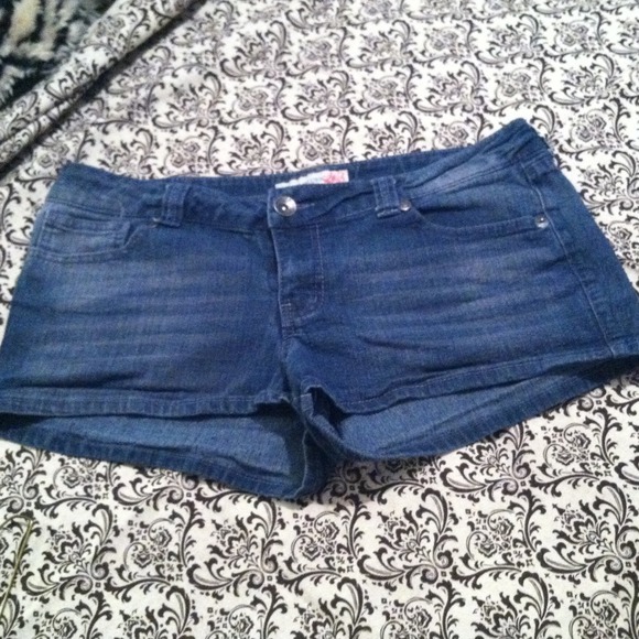 Shorts - Picture 2 of 3