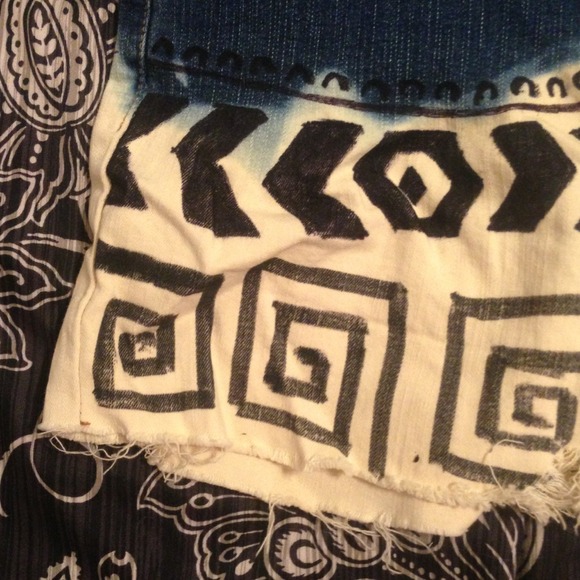 High Waisted Levi Tribal Shorts - Picture 2 of 4