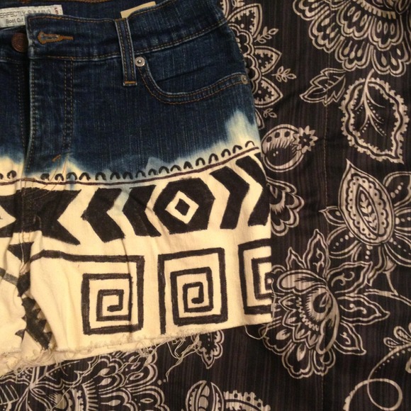 High Waisted Levi Tribal Shorts - Picture 3 of 4