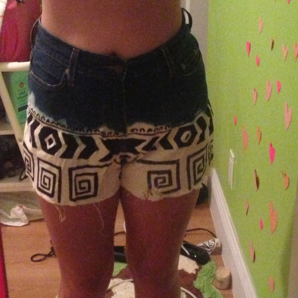 High Waisted Levi Tribal Shorts - Picture 4 of 4