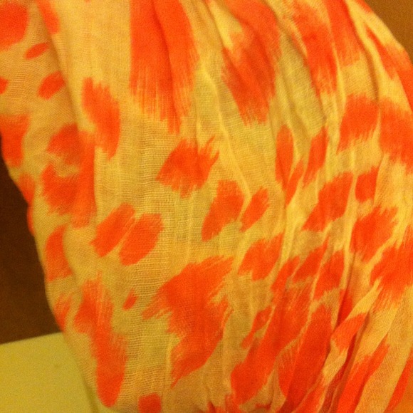 Pink and white leopard print scarf - Picture 2 of 2