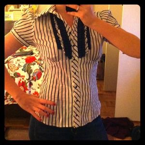 ✂Price Reduced✂ Zara button down ruffle blouse