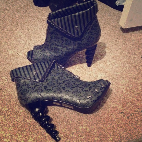 Too Fast brand skull heels