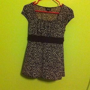 Medium brown and white top
