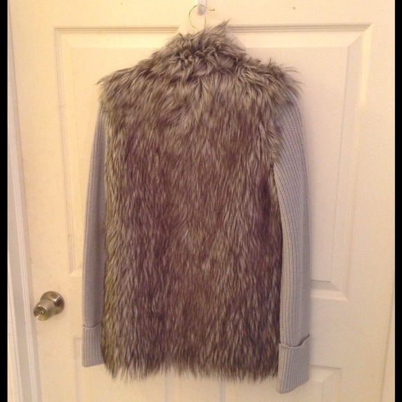 NWOT EXPRESS Faux FUR Vest GREY Zip Up - Picture 3 of 3