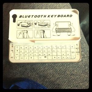 White iphone 5 keyboard