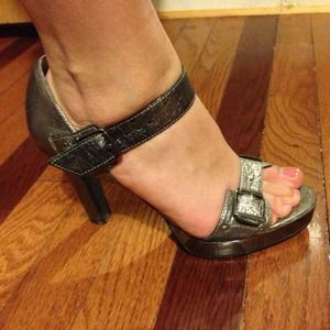 JS gray metalic heels