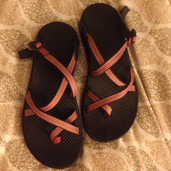 I prefer the chaos with a back strap. Love these