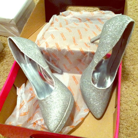 Size 8 glitter pumps- brand new!