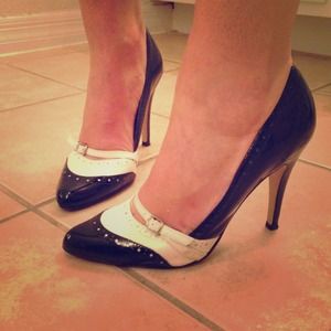 White House Black Market Pumpz