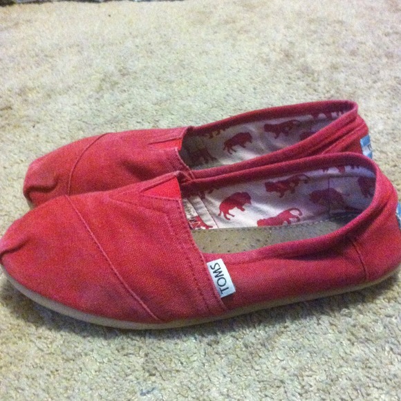 Red worn Toms
