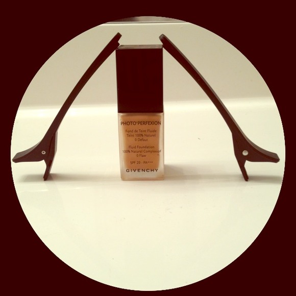 💄FLUID FOUNDATION AND HAIR CLIPS💄