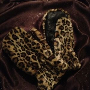 Beautiful leopard mittens, never worn