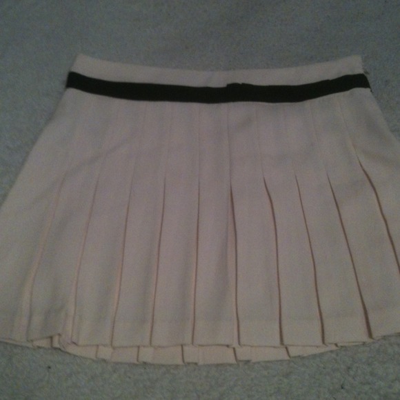 Ivory Pleated Mini - Picture 1 of 2