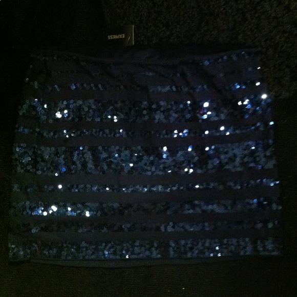 Traded :) Medium, never worn Express skirt.  💙