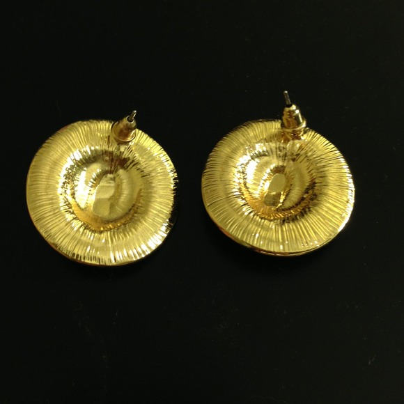 Lion design bottom earring - Picture 2 of 2