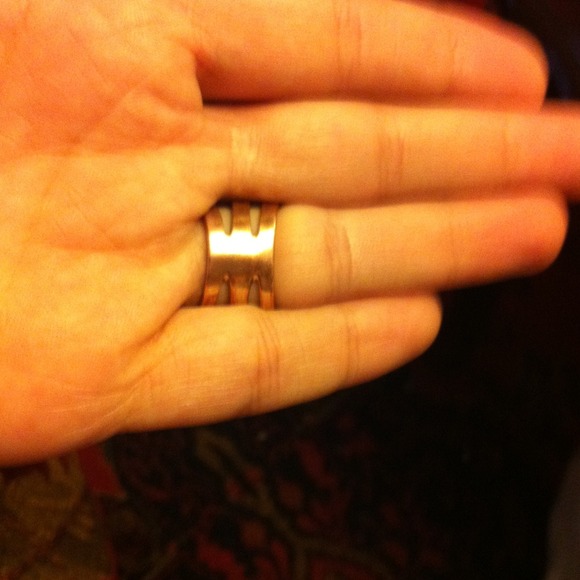 Beautiful ring - Picture 2 of 3