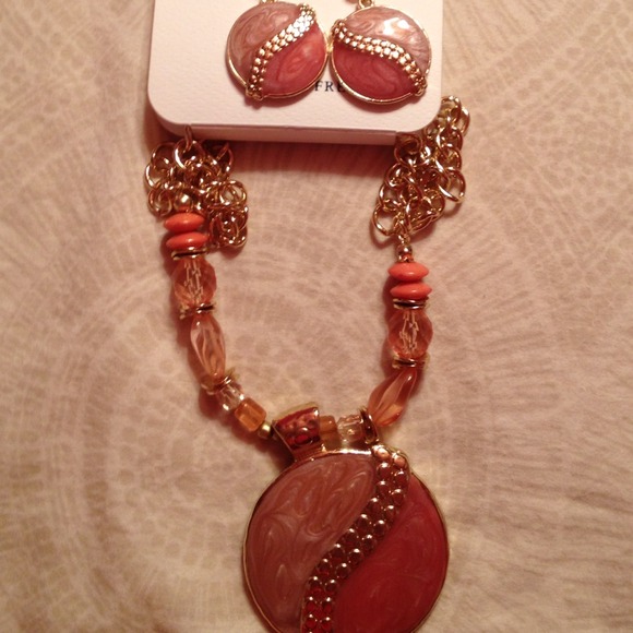 Coral Croft&Barrow Necklace and Earrings Set💋