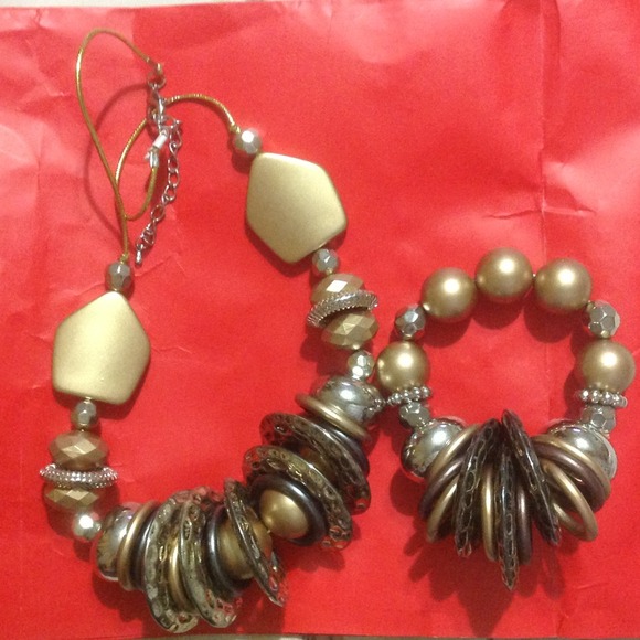 Very beautiful bracelet and necklace set