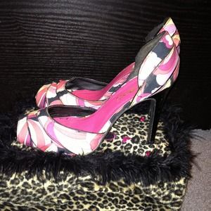 Very cute colorful heels.