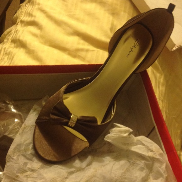 New chocolate brown Satin heels with bow Size 10. - Picture 2 of 4