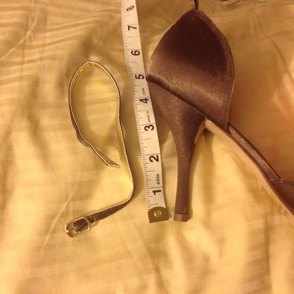 New chocolate brown Satin heels with bow Size 10. - Picture 3 of 4