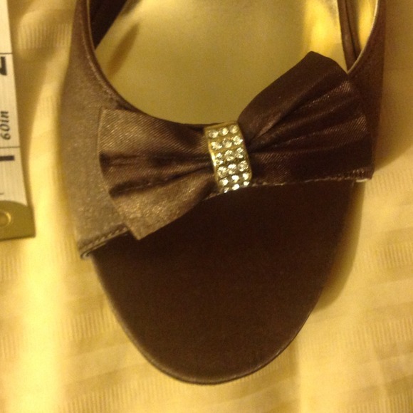 New chocolate brown Satin heels with bow Size 10. - Picture 4 of 4