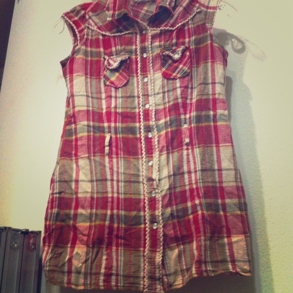 Lengthy sleeveless checkered top