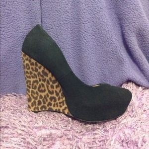 CIJI BLACK/CHEETAH PRINT WEDGES.