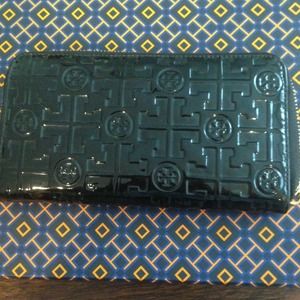 Tory burch black patten wallet
