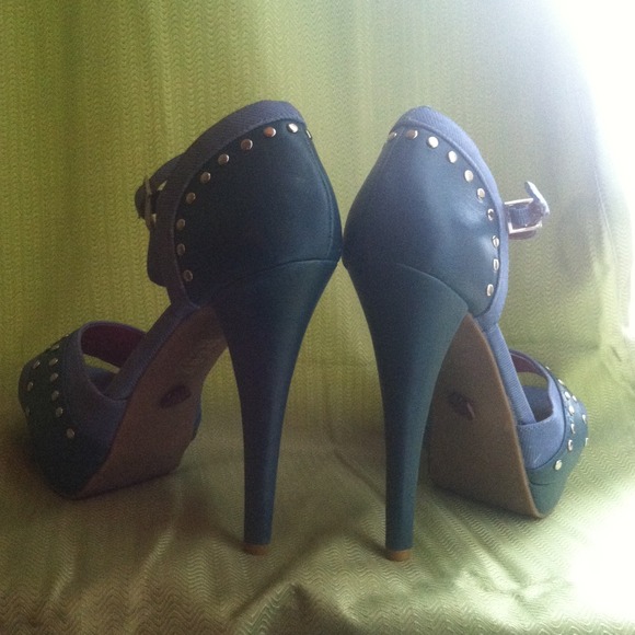 **SOLD**Cute Heels - Picture 3 of 4