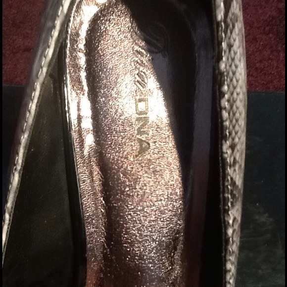 ✨✨Gray/Blk Snake Print Wedge Heels✨✨ - Picture 3 of 4