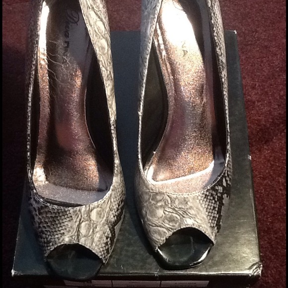 ✨✨Gray/Blk Snake Print Wedge Heels✨✨ - Picture 4 of 4