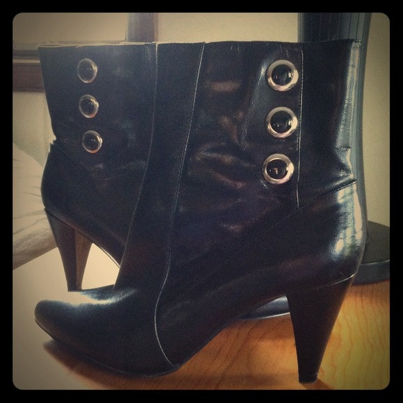 Super cute boots! Worn 3x