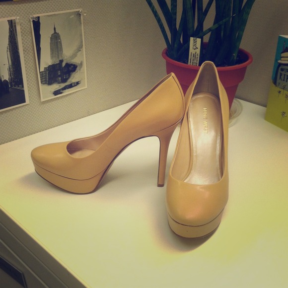 Never been worn! Brand new nude Nine West pumps!