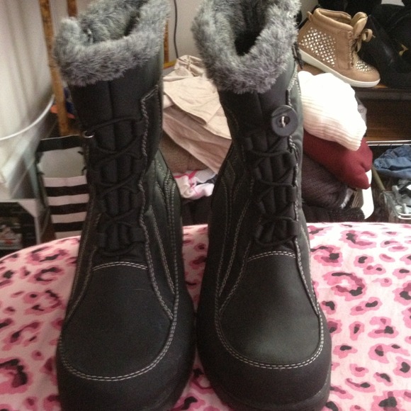 Totes black snow boots