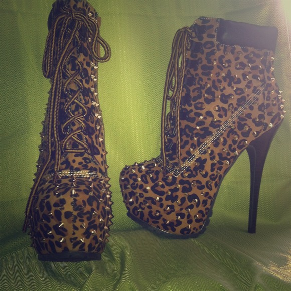 Spikes ankle boots