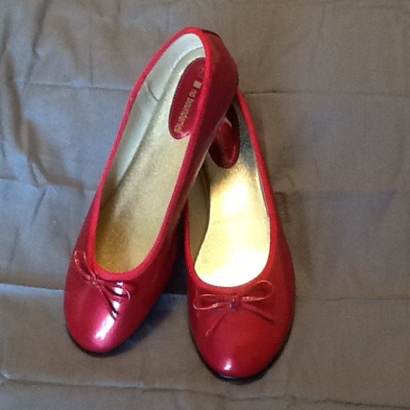 Red ballet flats w/bow
