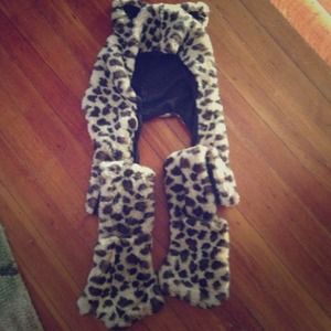 Adorable kitty hat with paws