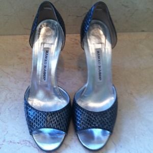 Manalo Blahnik peep toe heels